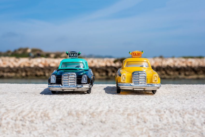 Brinquedos de lata. Miniaturas de táxis antigos