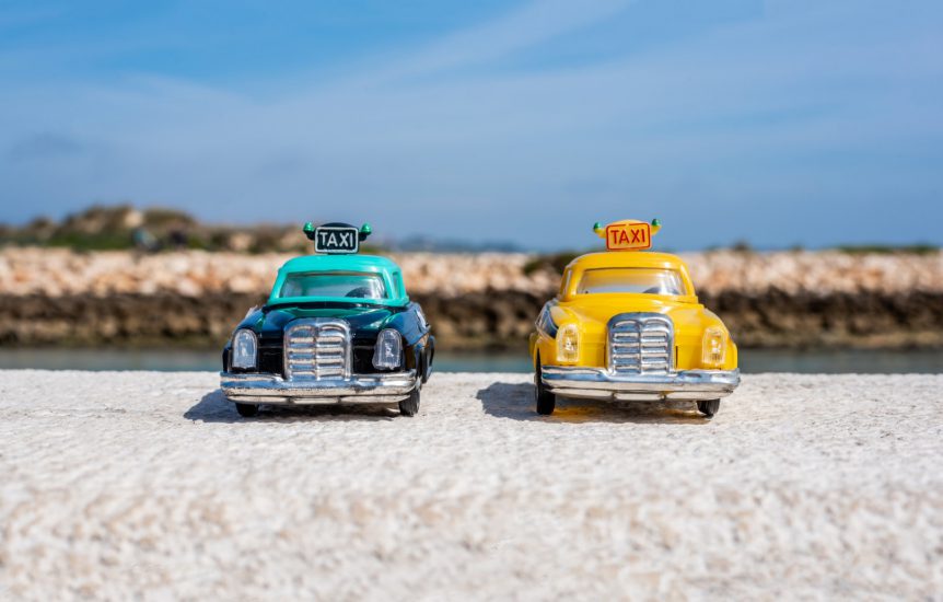 Brinquedos de lata. Miniaturas de táxis antigos