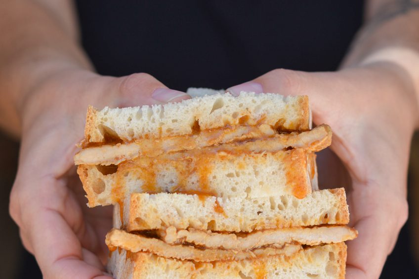 Bifana em pão caseiro com molho, receita típica portuguesa