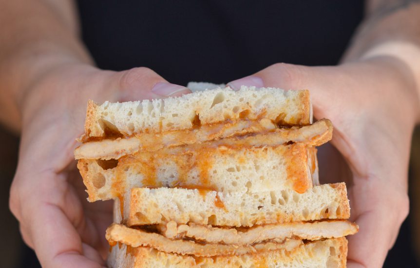 Bifana em pão caseiro com molho, receita típica portuguesa